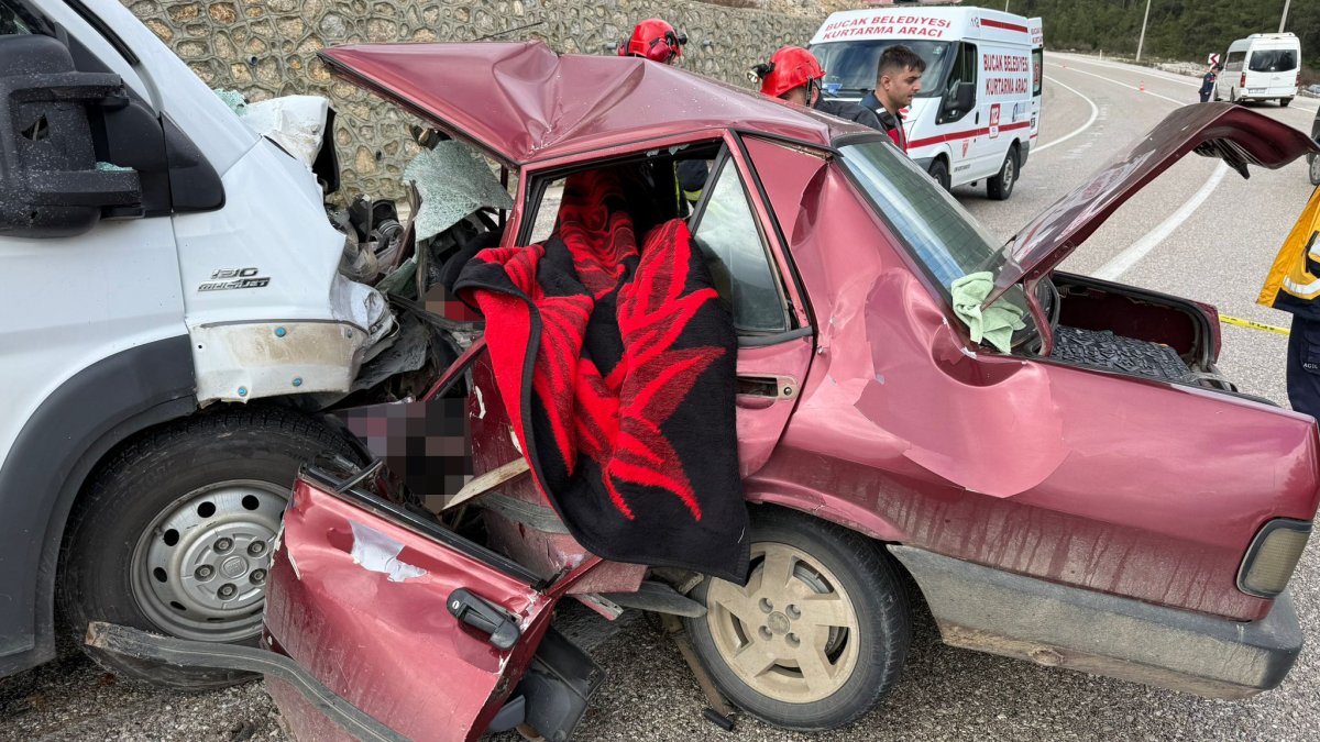 Burdur'da minibüs ile otomobil kafa kafaya çarpıştı: 2 kişi öldü, 4 kişi yaralandı