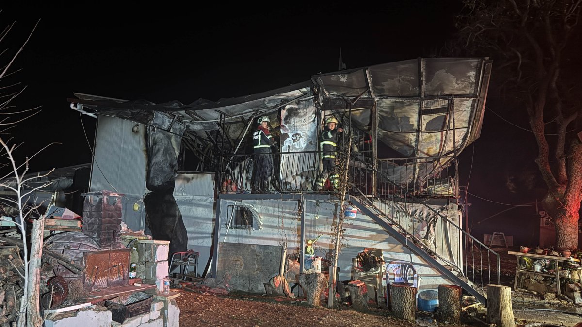 Uşak'ta prefabrik evde facia: Karı koca alevlerin arasında can verdi