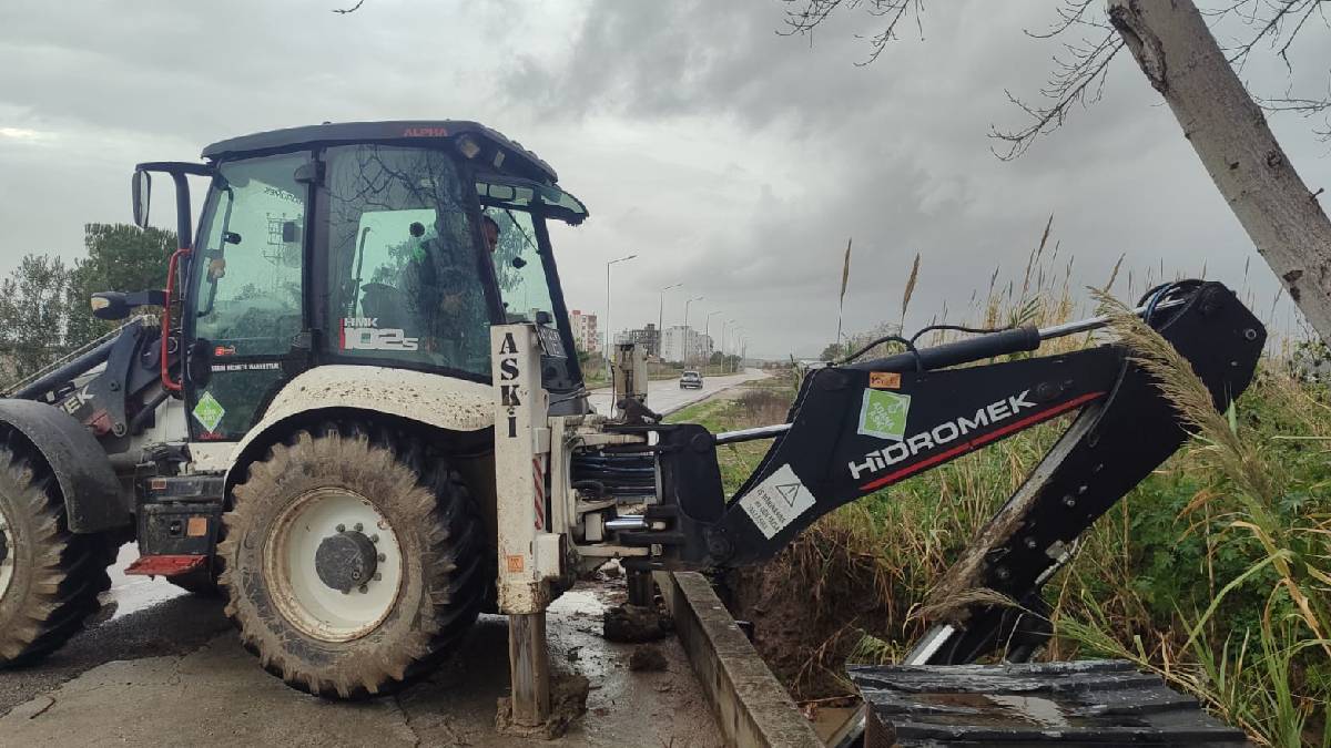 Yumurtalık’ta kapanan yollar açıldı, taşkın riski azaltıldı