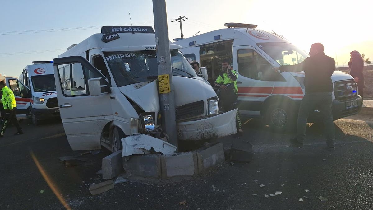 Şanlıurfa’da tarım işçilerini taşıyan minibüs direğe çarptı: Çok sayıda yaralı var