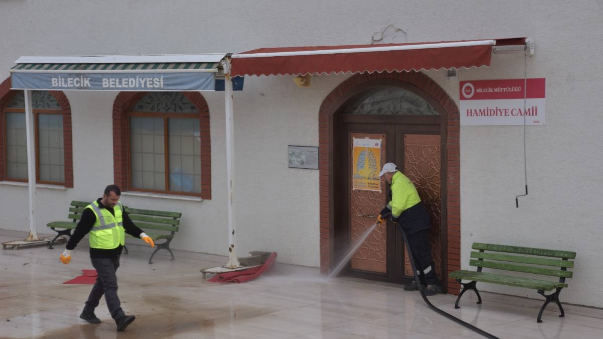 Camilerde ramazan ayı temizliği yapıldı