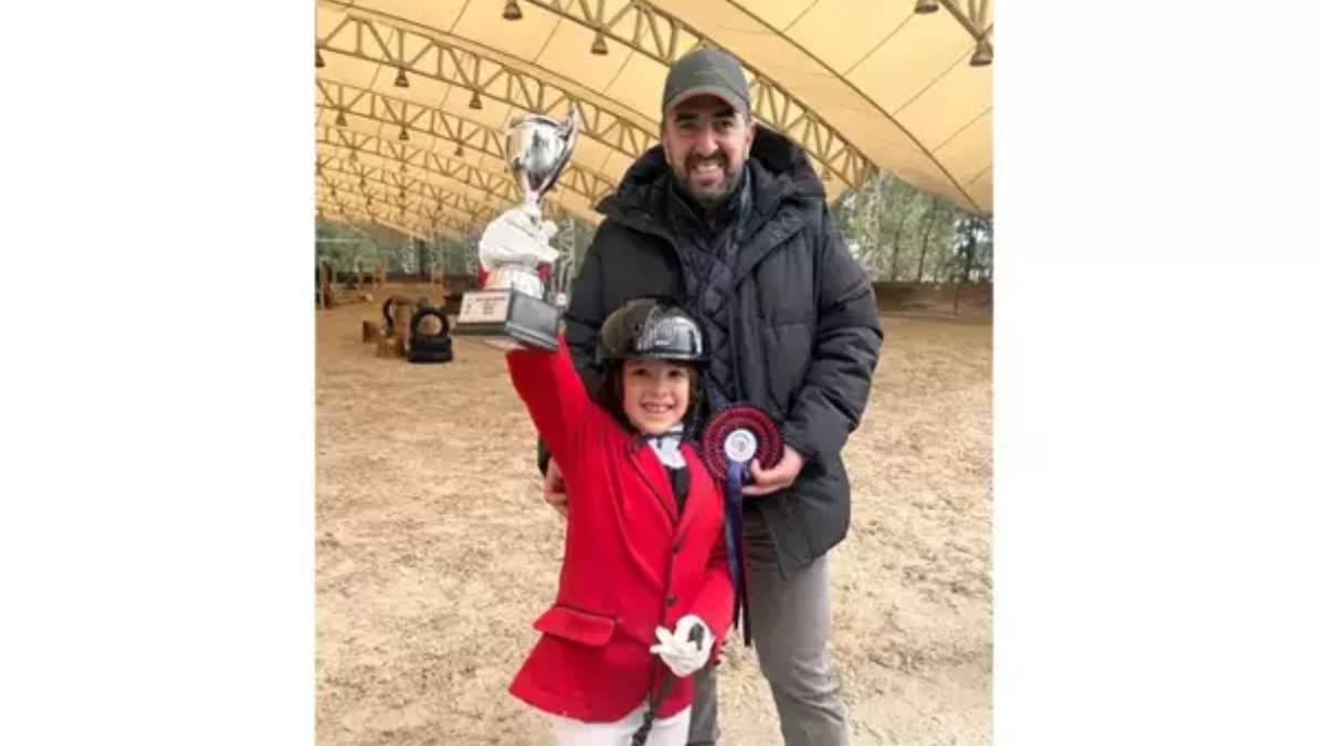 7 yaşındaki Yasmin binicilik yarışmasında birinci oldu