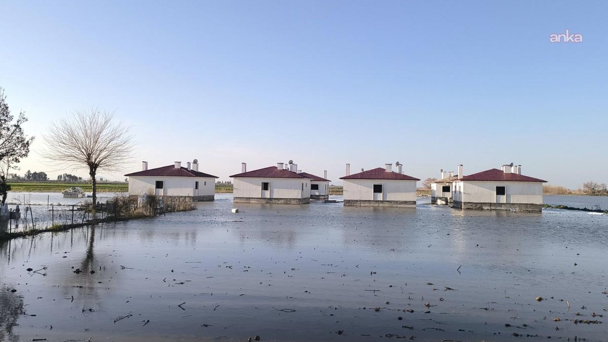 Osmaniye’de deprem konutlarını su bastı, depremzedeler mağdur: Buradan köye kayıkla mı geçeceğiz?