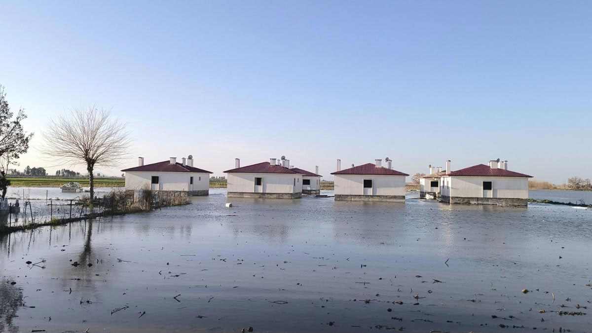 Osmaniye’de deprem konutlarını su bastı, depremzedeler mağdur: Buradan köye kayıkla mı geçeceğiz?