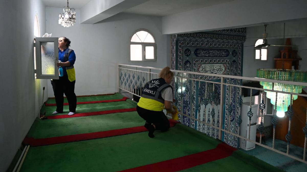 Karabağlar’da camilere ramazan temizliği