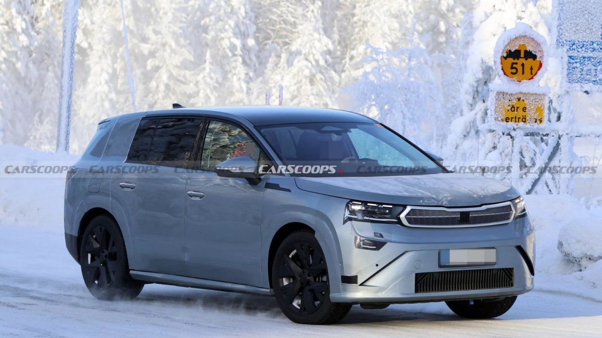 Skoda’nın 600 km menzilli 7 kişilik dev elektrikli SUV modeli Peaq yollara çıkıyor