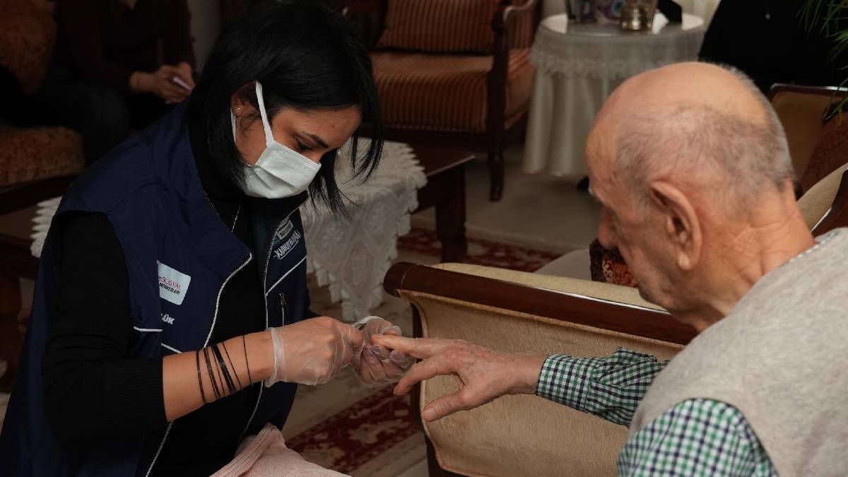 Günlük yaşam aktivitelerini gerçekleştirmekte zorlanan Kadıköylülere ücretsiz “Evde Kuaförlük” hizmeti