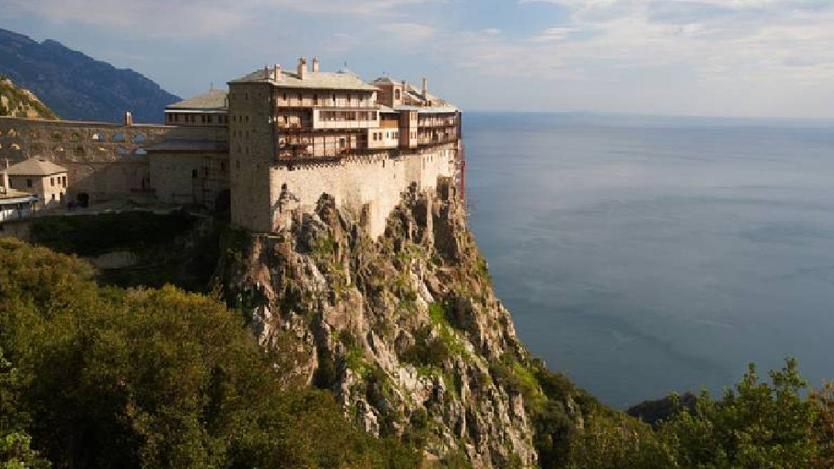 AB sınırlarında bin yıllık yasak: Kadınların adaya girişi yasak