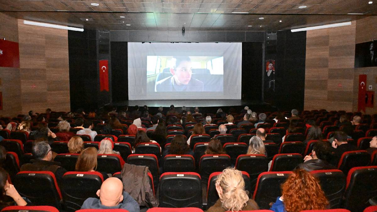 Ödüllere doymayan “Tavşan İmparatorluğu” Manisa’da izleyiciyle buluştu