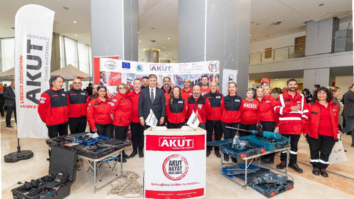 Başkan Tugay: Birden fazla yangın uçağı kiralamaya hazırız