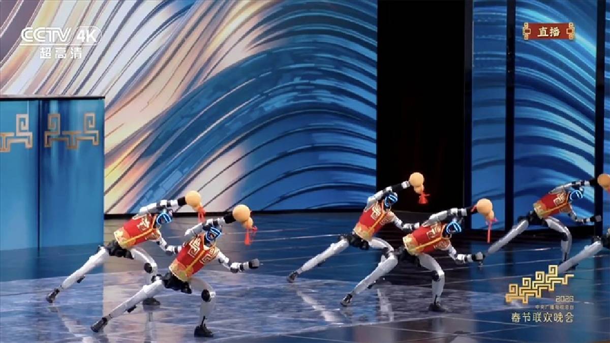 İnsansı robotlar bahar bayramını kutladı! Kungfu gösterisi hafızalara kazındı