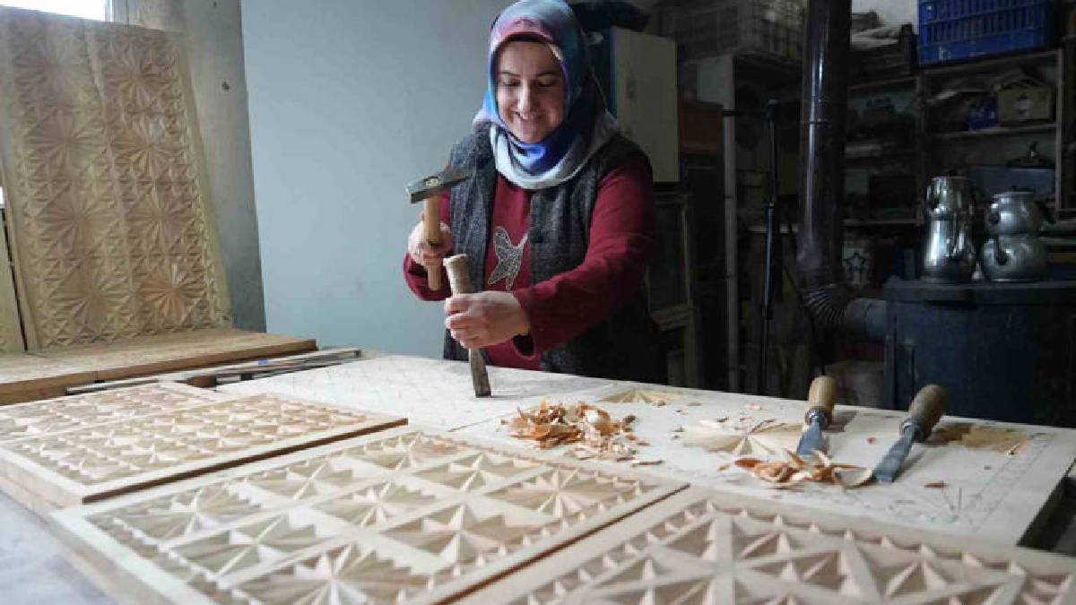 Selçuklu ve Osmanlı motifleriyle dikkat çekiyor: Hobisi şehir dışı siparişlerine kadar taştı