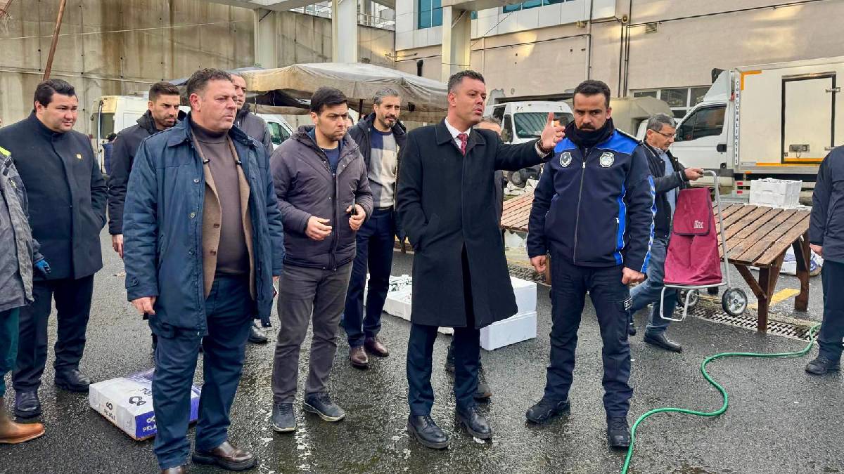 Başkan Sarıkurt’tan Atakent Pazar Yeri esnafına ziyaret