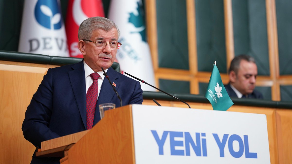 Davutoğlu’ndan gençlere 'cenaze' vasiyeti: Vefatım halinde tabutuma riyakar siyasetçileri yaklaştırmayın