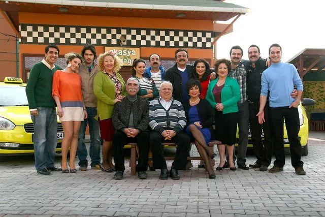 Akasya Durağı set arkasındaki sır ifşa: Ali Kemal ile Melahat arasındaki gerilimin nedeni belli oldu