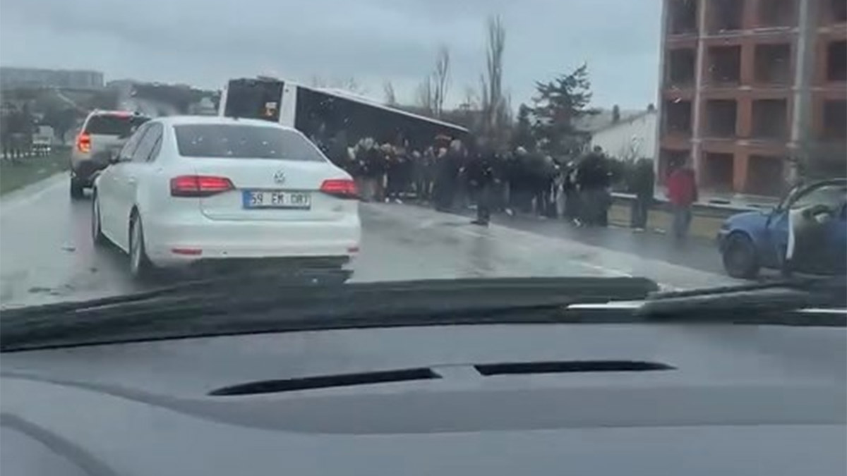 Büyükçekmece'de İETT otobüsü kaza yaptı: Yaralılar var