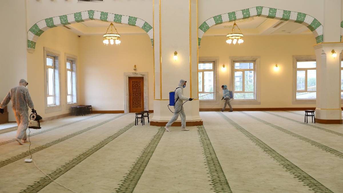 Gaziantep Büyükşehir, ilk teravih öncesi camileri gül suyu ile yıkıyor