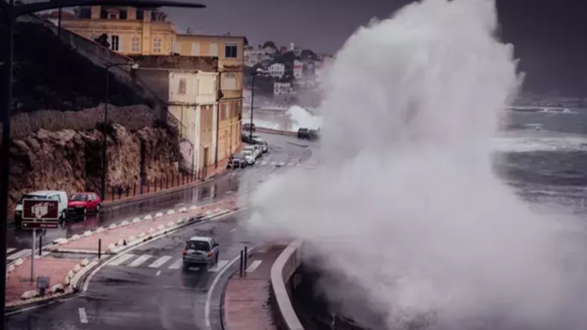 Fransa’da olumsuz hava koşullarına bağlı olaylarda 3 kişi hayatını kaybetti