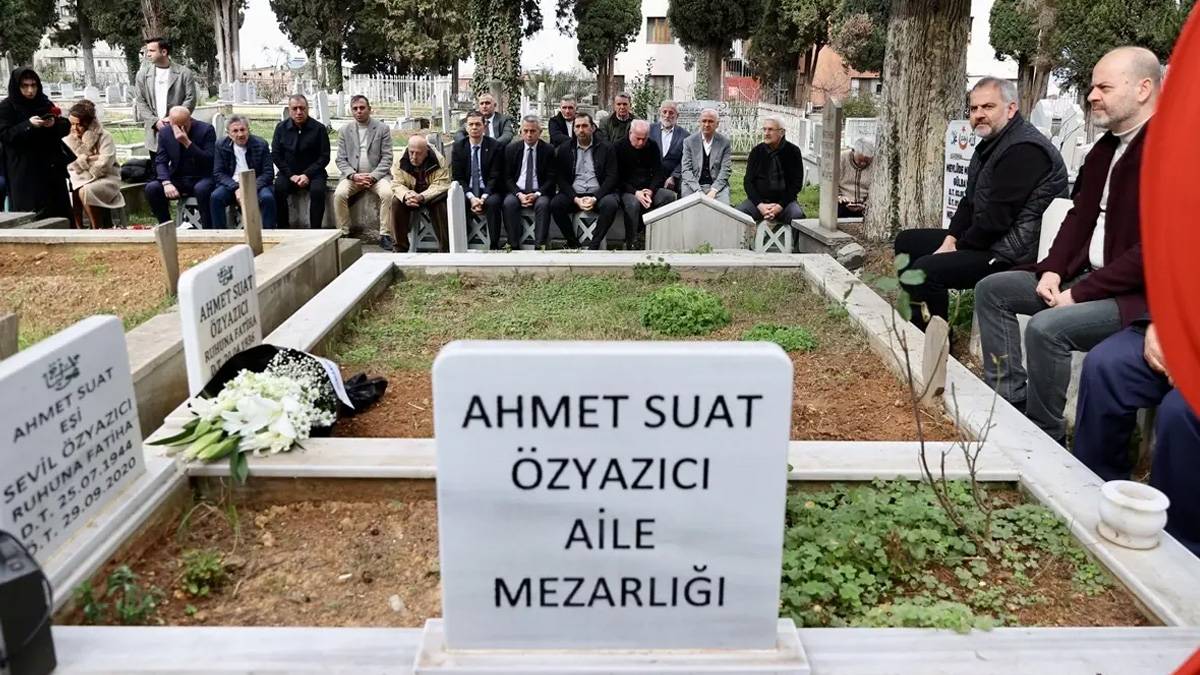 Trabzonspor'un efsane teknik adamı Ahmet Suat Özyazıcı mezarı başında anıldı