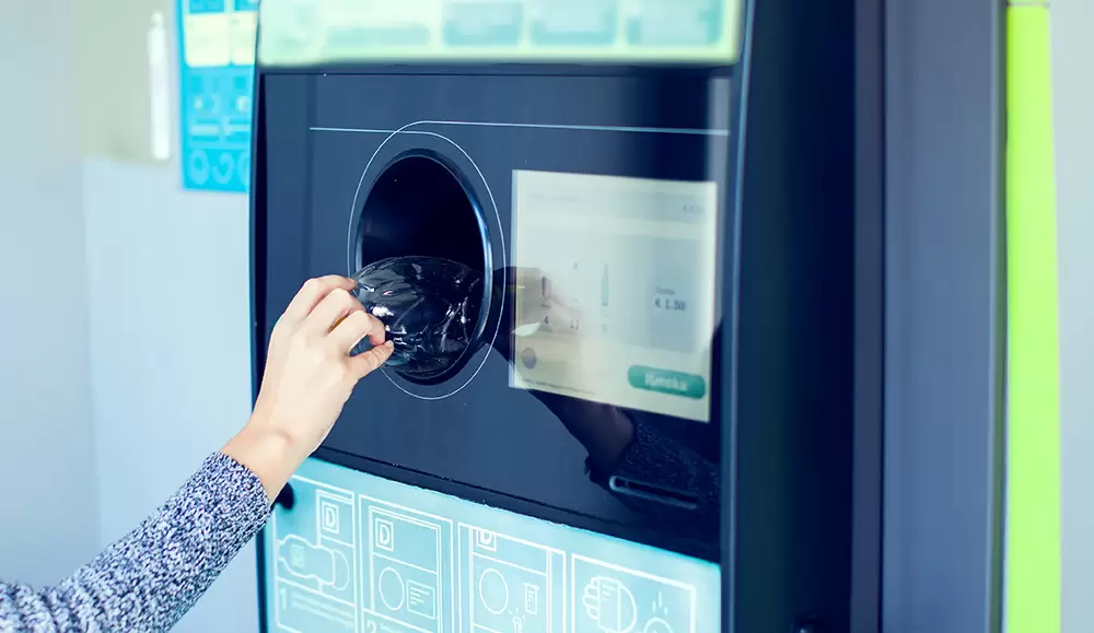 Çöpe atarken bir kez daha düşünün: Boş şişeler nakit paraya dönüşüyor!