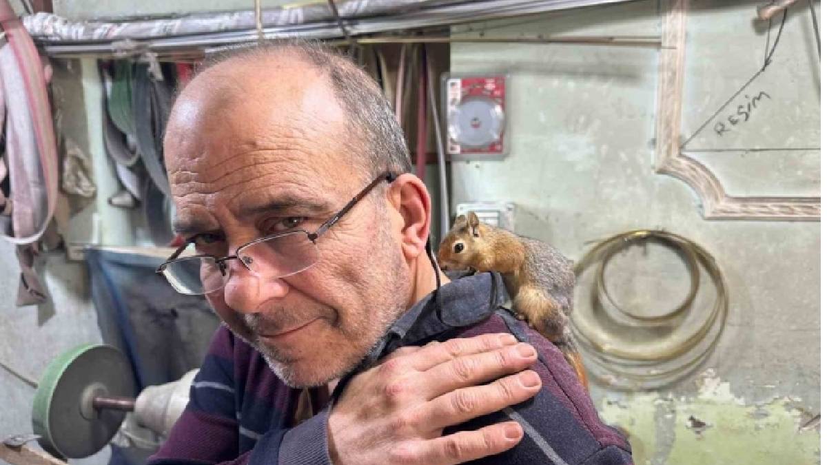 Ormanda buldu en yakın arkadaşı oldu! Omzundan bir an olsun ayrılmıyor