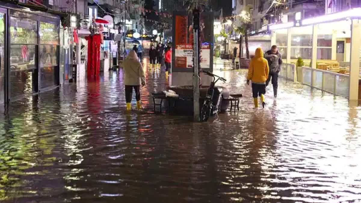 İzmir'i sağanak yağış vurdu! Prof. Dr. Yaşar: Kent her yıl çöküyor