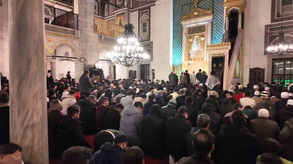İstanbul'daki camilerde ilk teravih namazı kılındı