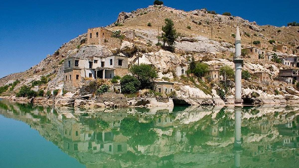 Üç tarafı sularla çevrili tarih: Medeniyetlerin gizli geçmişi burada yatıyor!