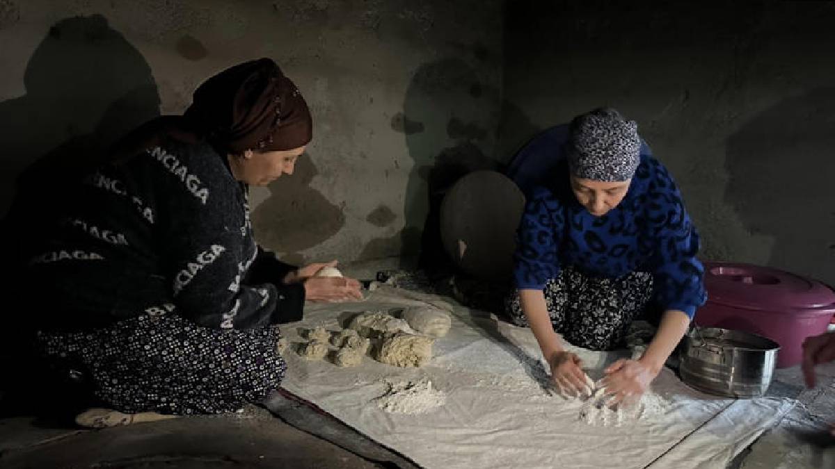 İmece usulü Ramazan hazırlığı: Tandır başında geleneği yaşatıyorlar!