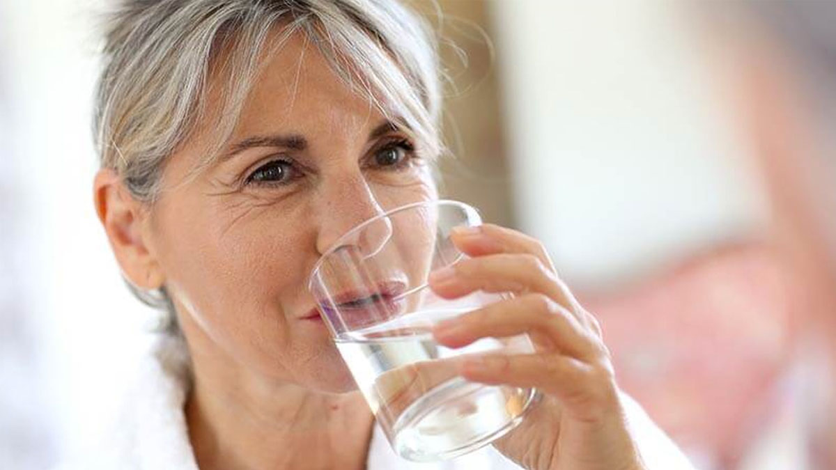 Sakın yapmayın! İftarda su içerken yapılan bu yanlış midemizi yoruyor