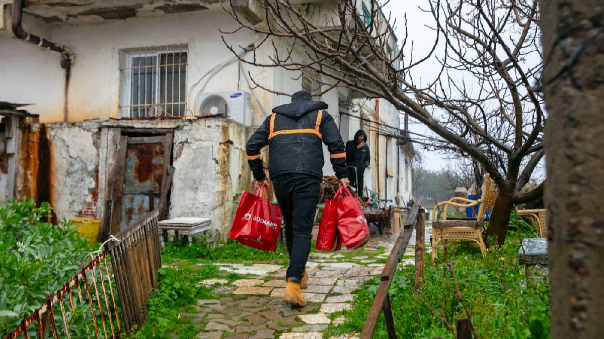 Güzelbahçe'de 350 aileye 3 milyonluk ramazan desteği: 24 kalem temel gıda ürünleri tek tek teslim edildi