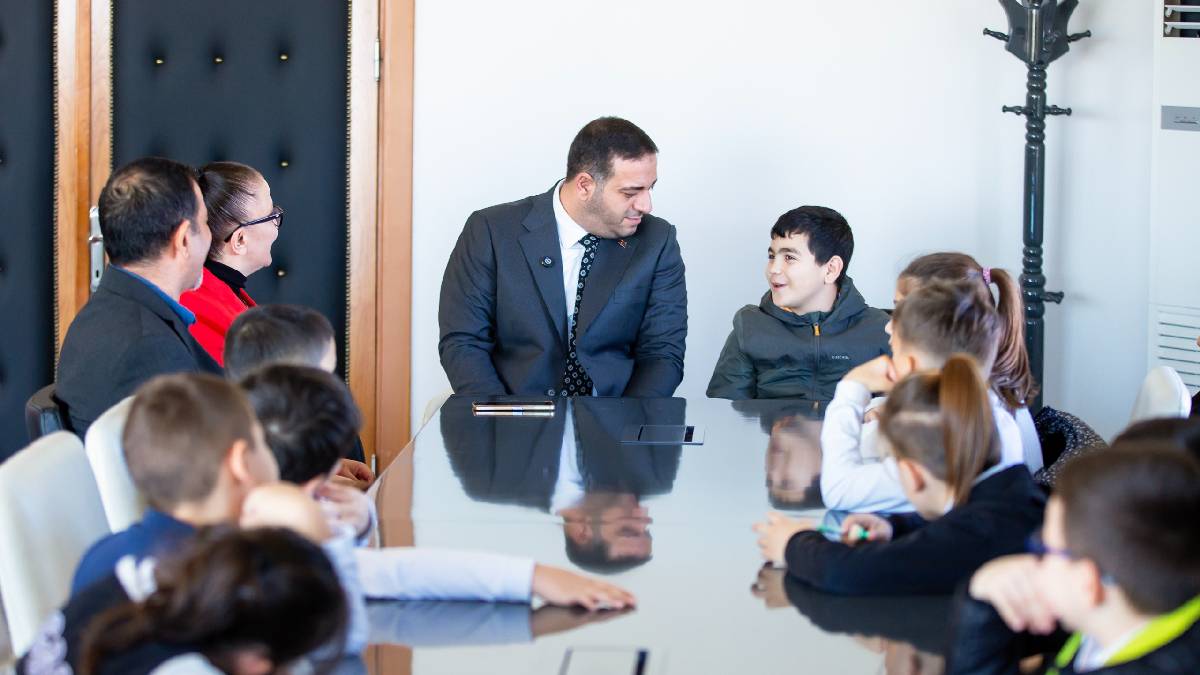 Başkanlık makamında hayat bilgisi mesaisi: Başkan Şık, 2. sınıf öğrencilerini makamında ağırladı
