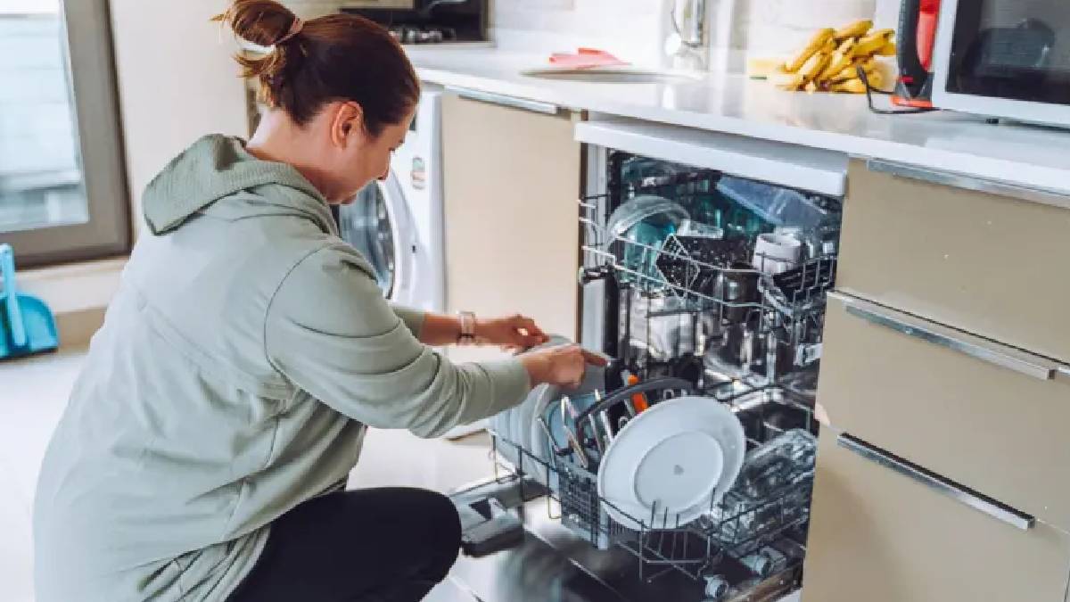 Bulaşık makinesini doğru kullanmanın 5 kuralı: Bulaşıkları makineye atmadan önce yıkamayın