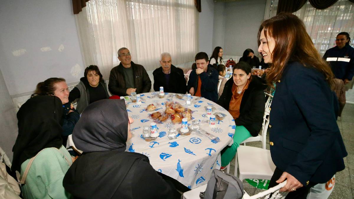 Karşıyaka’da ilk iftar sofrası Cumhuriyet Mahallesi’nde kuruldu