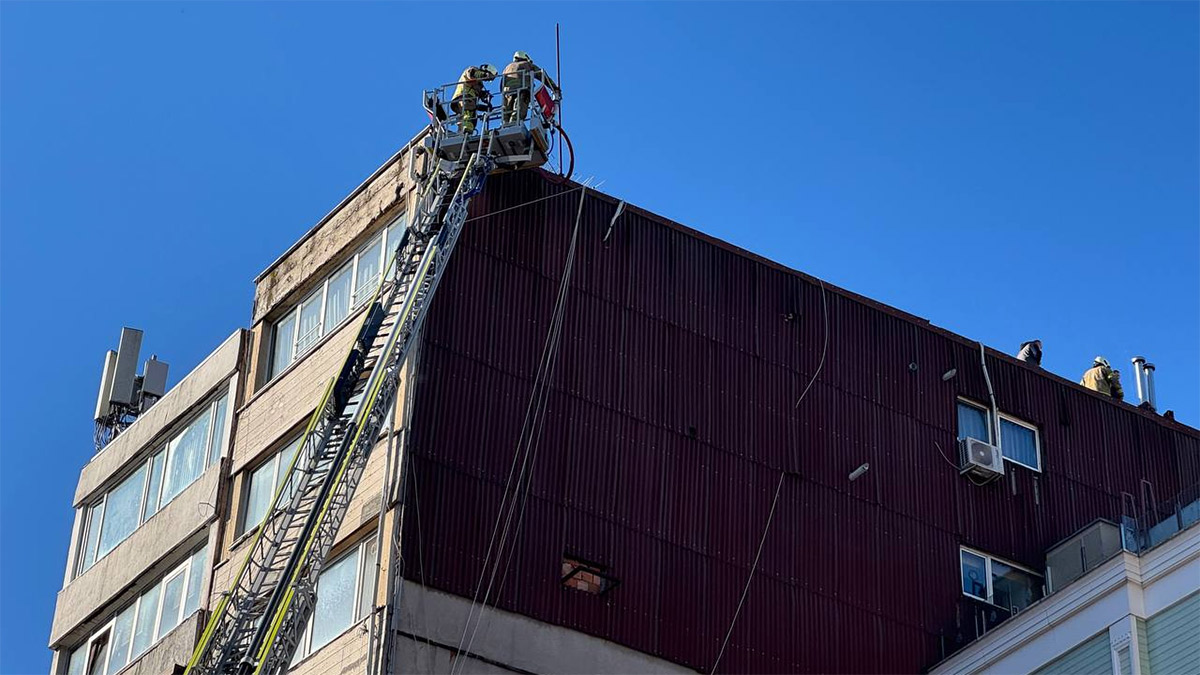 Şişli’de 9 katlı binanın çatısında yangın: İtfaiye ekipleri müdahale etti