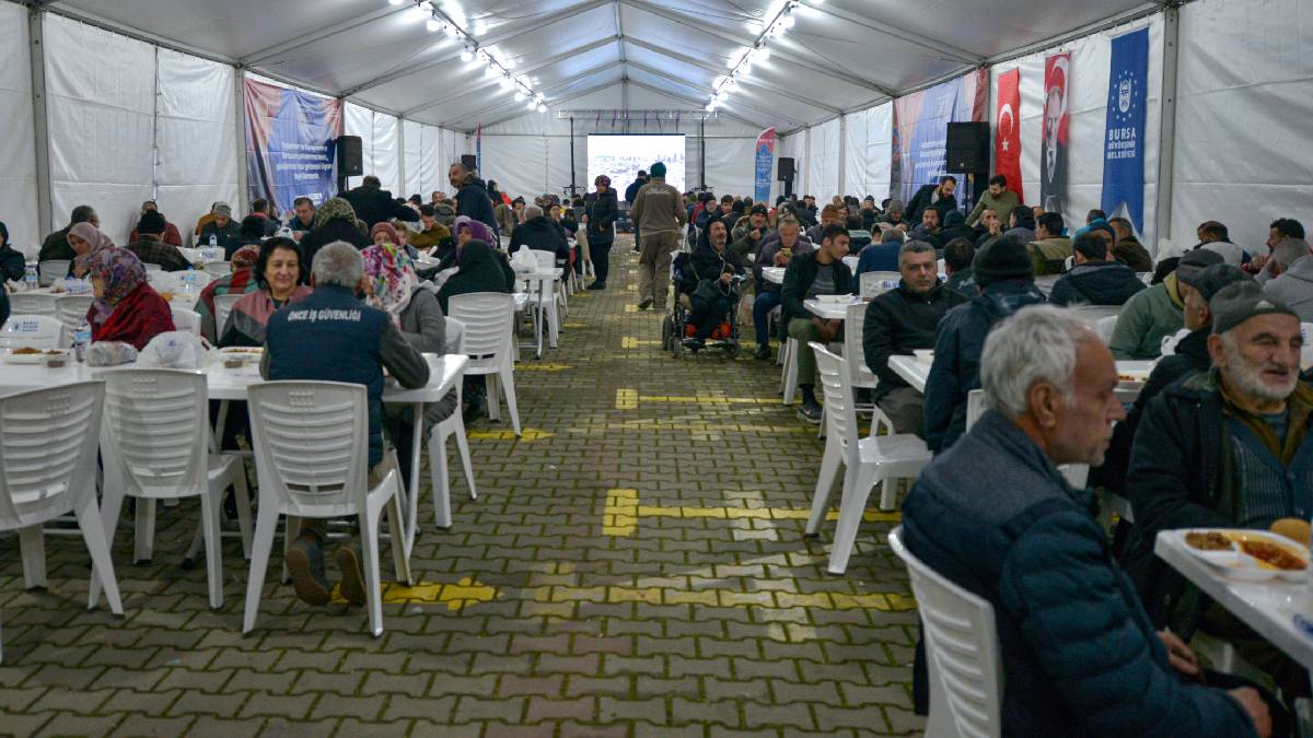 Sabit iftar noktalarında binlerce Bursalı, Ramazan ayının huzur ve mutluluğunu birlikte yaşadı