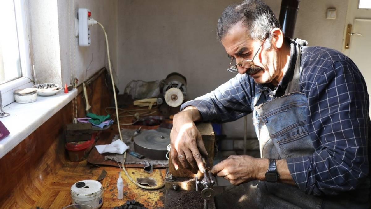 45 yıldır Erzurum hazinesini işliyor: Minik atölyesinde tanesi 2 ila 6 bin TL arasında satılıyor!