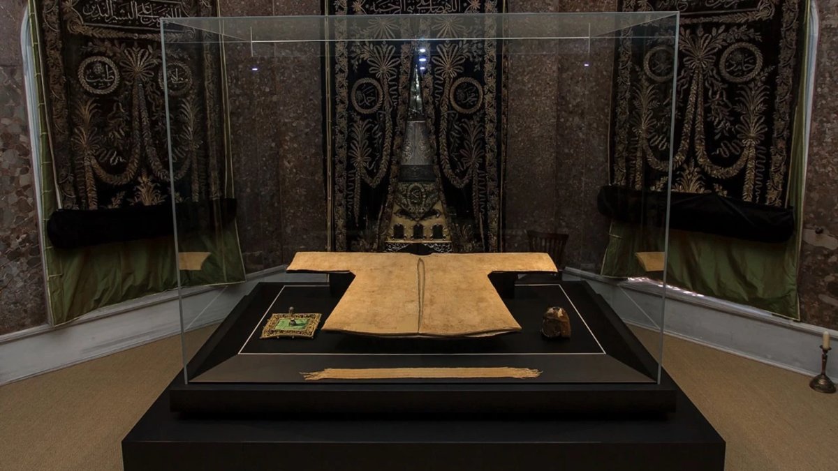 Hırka-i Şerif İstanbul'da ziyarete açıldı