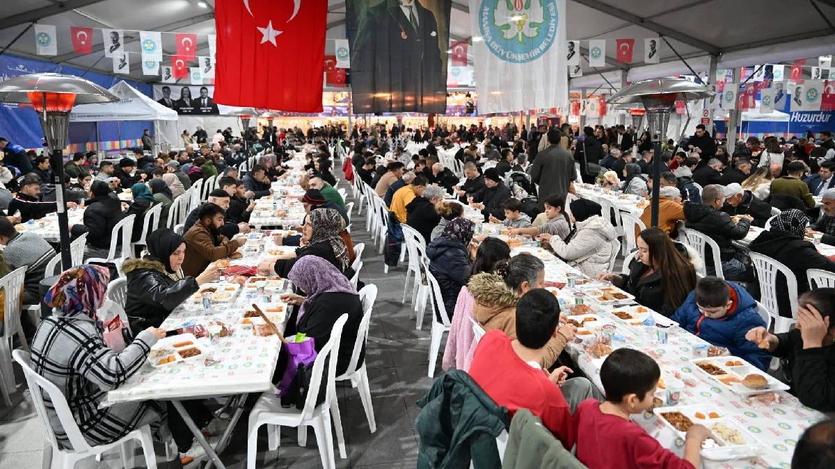 Başkan Besim Dutlulu binlerce Manisalıyla iftar sofrasında buluştu