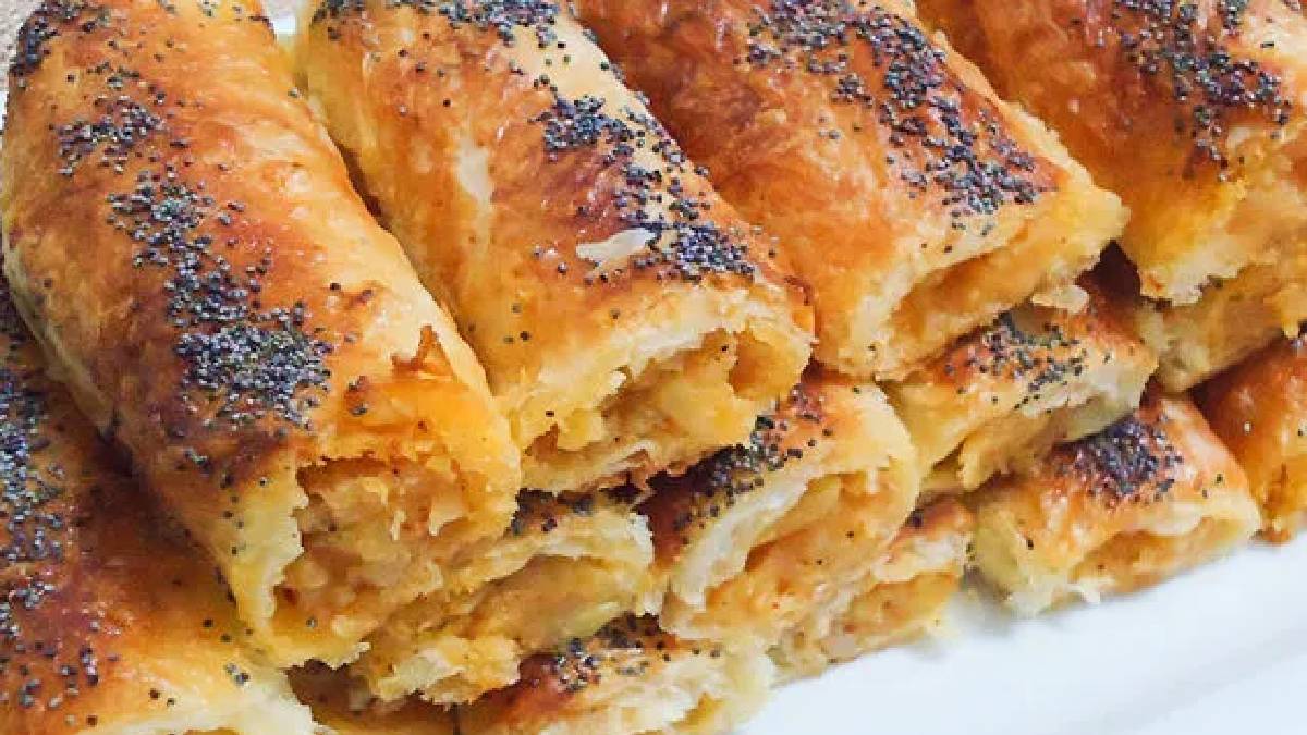 Elde açma tadında: Baklava yufkasından çıtır börek! Sırrı sosunda saklı...