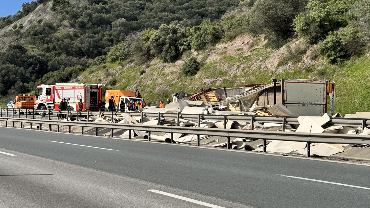 Kocaeli'de iki TIR çarpıştı: İstanbul yönü trafiğe kapatıldı