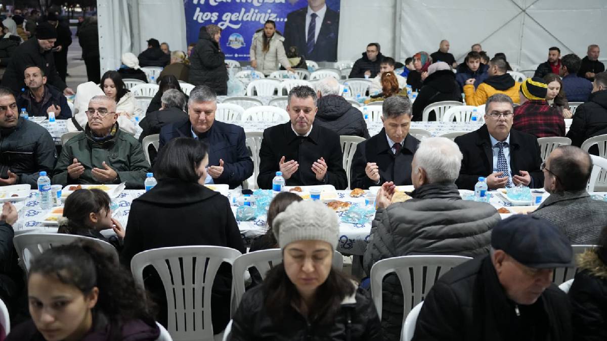 Çorlu’da ilk iftar bereketi Cumhuriyet Parkı’nda paylaşıldı