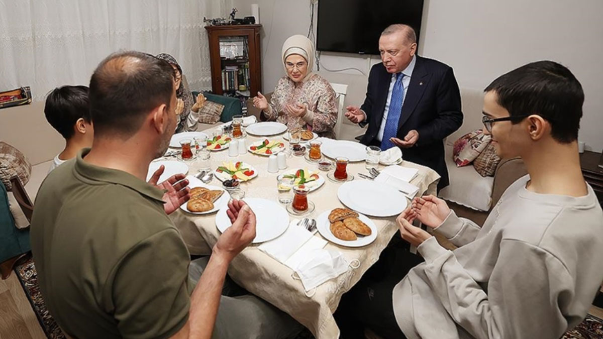 Cumhurbaşkanı Erdoğan ve eşi Emine Erdoğan, Kayacık ailesinin iftar sofrasına konuk oldu