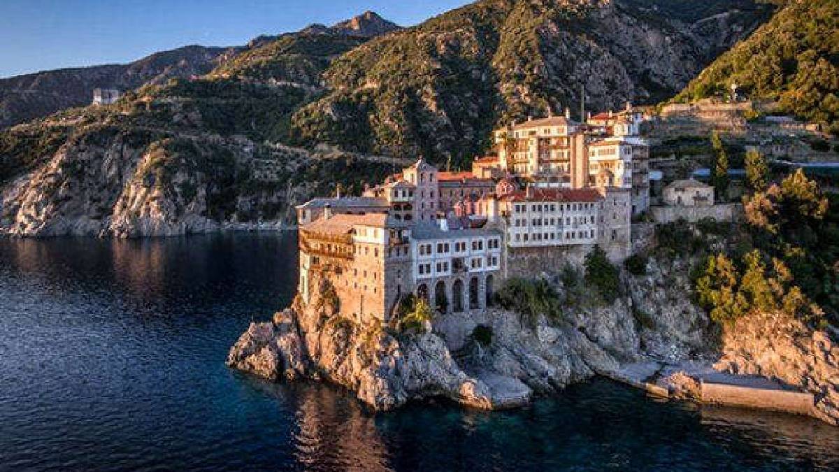 Kadınlar bırakın girmeyi 500 metre bile yaklaşamıyor: Bu adada sadece erkeklere izin var!