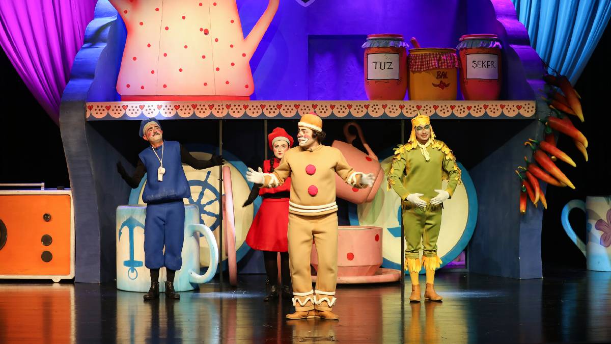 Mersin Şehir Tiyatrosu’na küçük ellerden büyük alkışlar