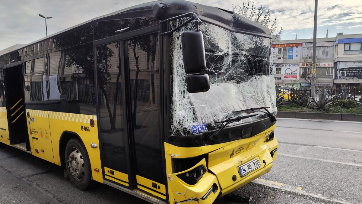 Fatih'te durağa yanaşan 3 otobüs çarpıştı