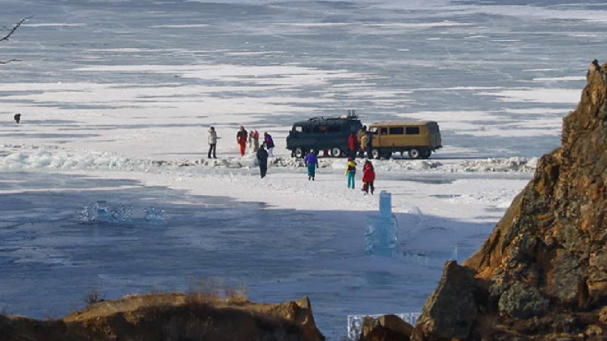 Baykal Gölü’nde tur faciası: Araç buz kırılınca göle düştü, sekiz ölü