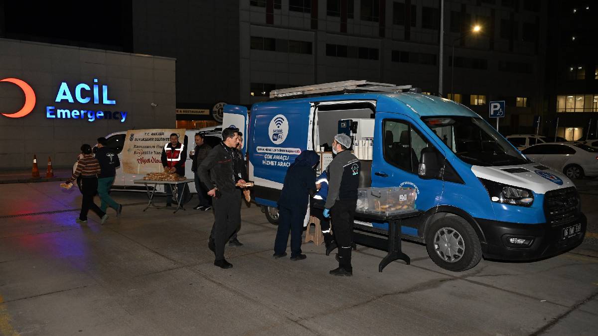 ABB’den şehir hastanelerinde sahur ikramı: Hasta yakınlarına, sağlık çalışanlarına ve işçilere sıcak çorba ve sandviç dağıtıldı