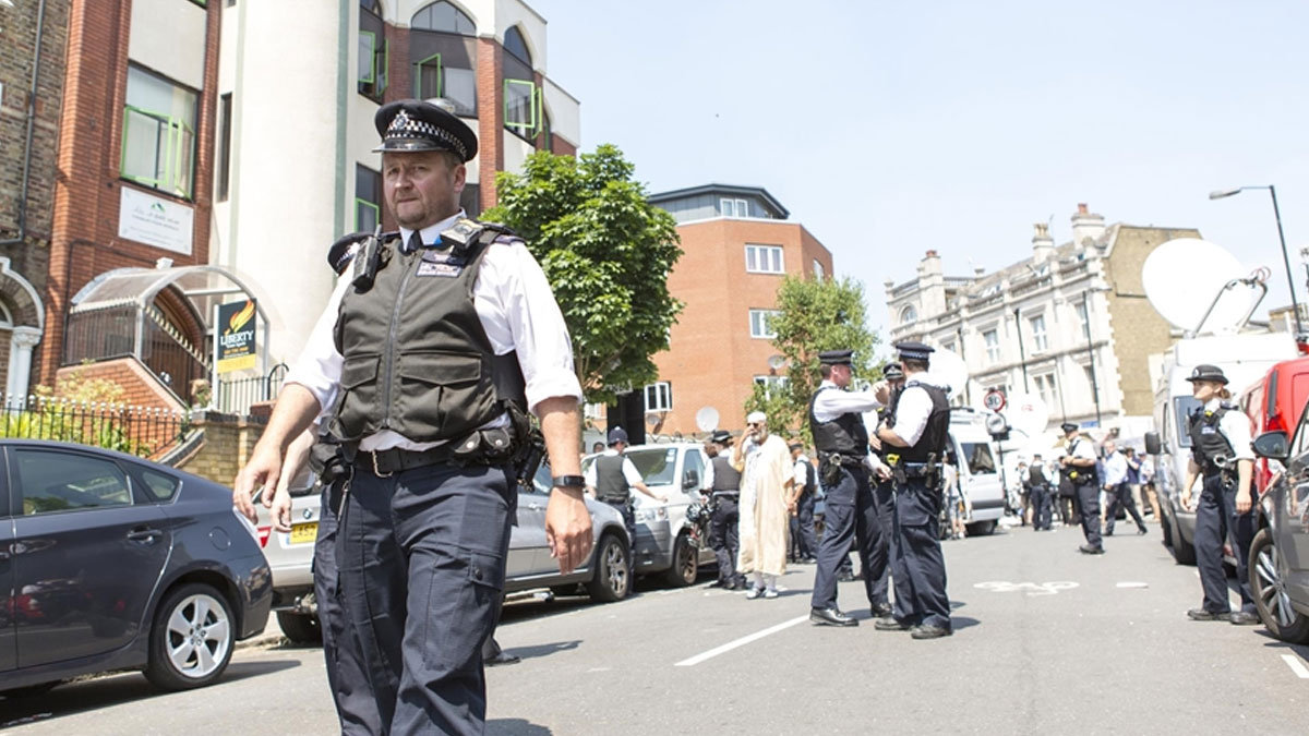 İngiltere'de teravih çıkışı bıçaklı saldırı: 1 ölü, 2 yaralı