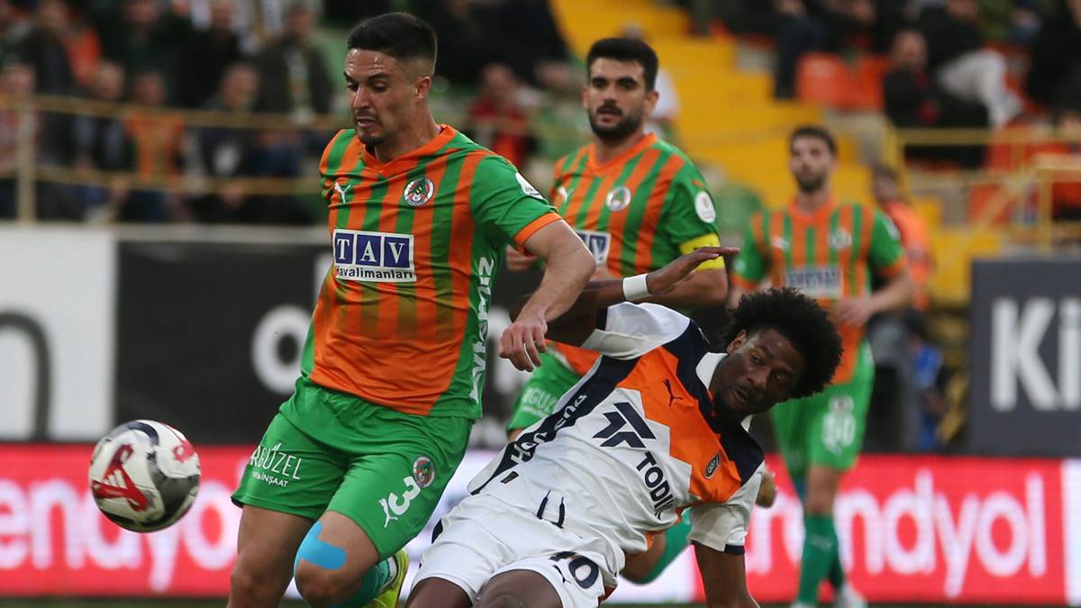 Başakşehir, Alanyaspor'u 2-1 ile geçti